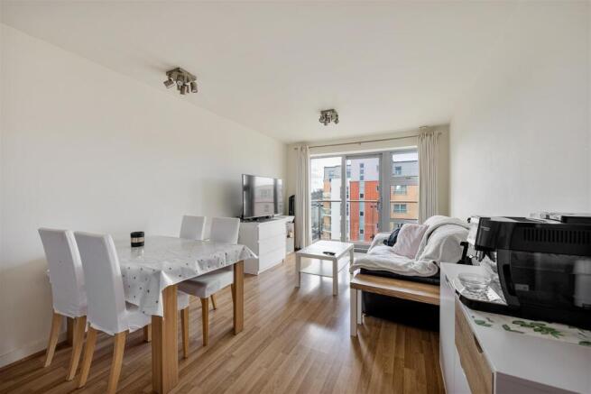Queen Mary Avenue, E18