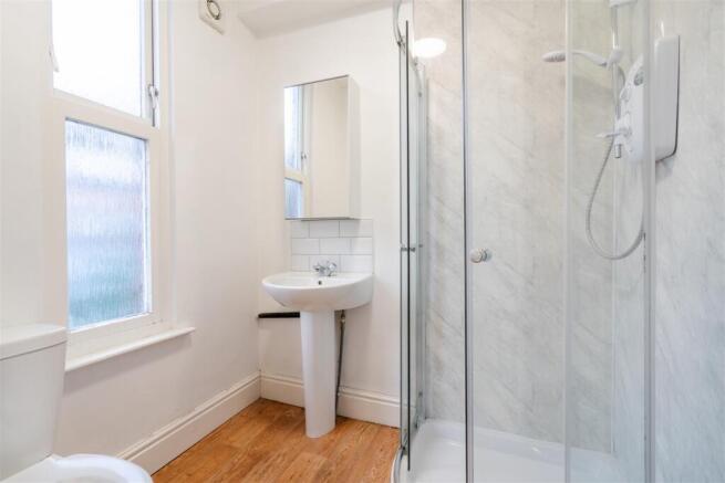 4 bed House to rent Image 8