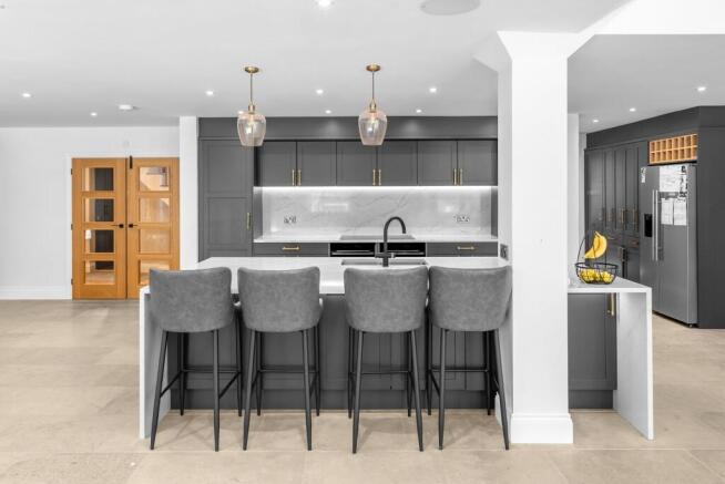 5 bed Detached for sale Image 8