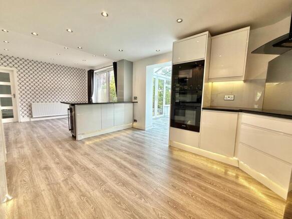 6 bed Detached to rent Image 6