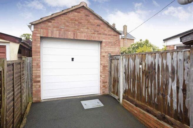 Garage / Parking