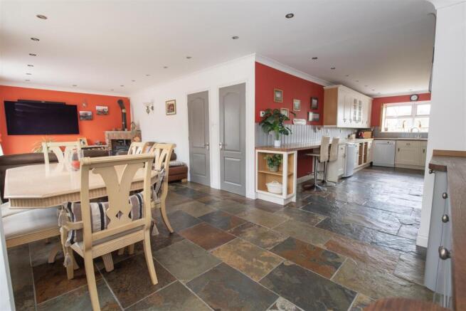 5 bed Detached for sale Image 9