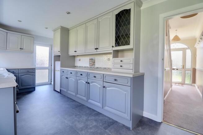 Fieldhead Road, Guiseley, Leeds, LS20 8DT photo 4