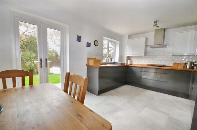 KITCHEN/DINING ROOM