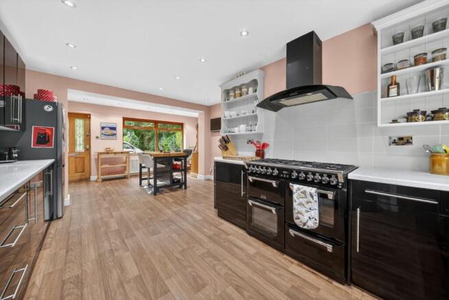 5 bed Detached for sale Image 4