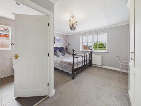 4 bed Detached for sale Image 12