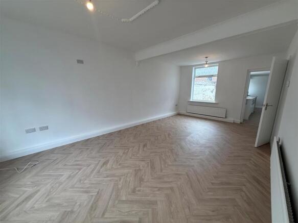 3 bed Terraced to rent Image 4