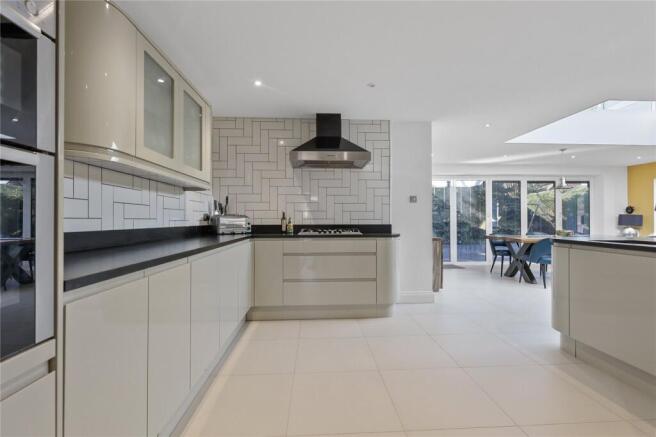 5 bed Bungalow for sale Image 7