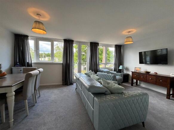 3-bed flat on The Square, Bracknell, Berkshire, RG12, £200,000