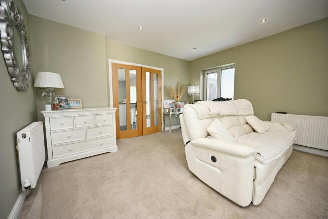 5 bed Link Detached House for sale Image 10