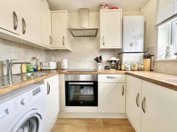 Thames Close, Ferndown photo 2