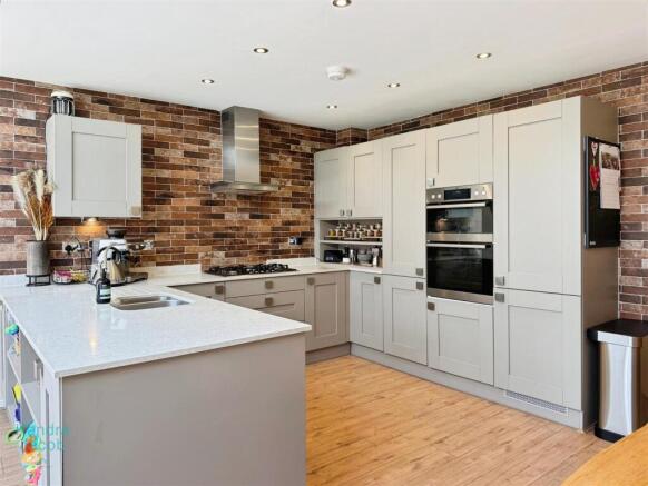 4 bed Detached for sale Image 5
