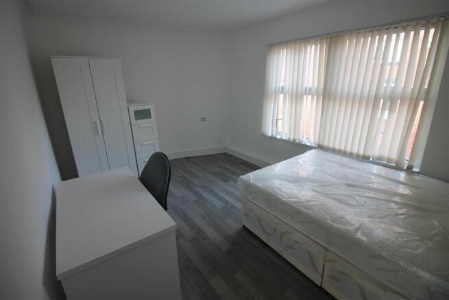 5 bed House to rent Image 4