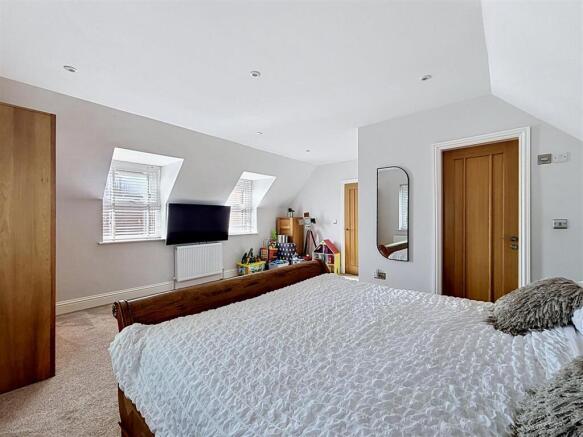 4 bed Detached for sale Image 12