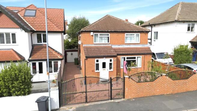 4 bed Detached for sale in roundhay