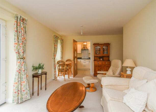 52 Thorneycroft - Lounge.jpg