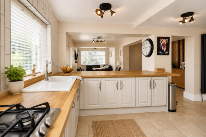 4 bed Detached for sale Image 4