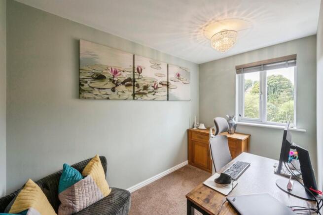 4 bed Semi-Detached for sale Image 11
