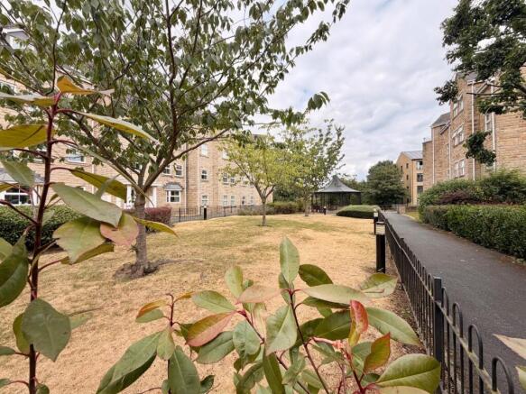 2 bed Flat to rent Image 12