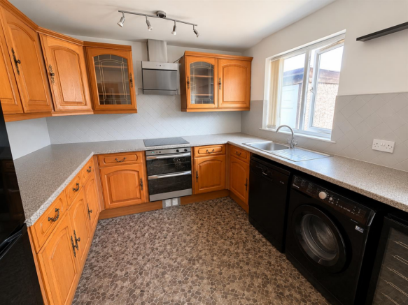 3 bed Semi-Detached for sale Image 2