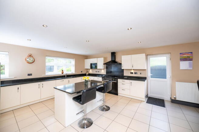 4 bed Detached for sale Image 6