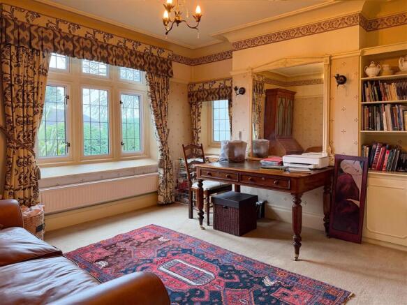6 bed Detached for sale Image 11