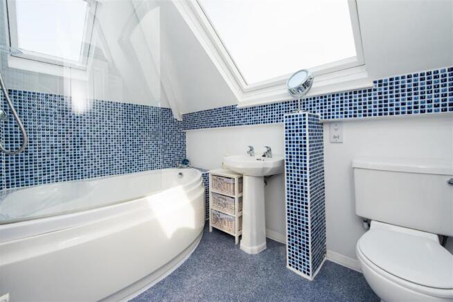 33 The Ridgeway Bathroom 5496.jpg