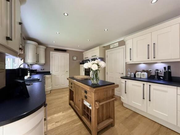 5 bed Detached for sale Image 12