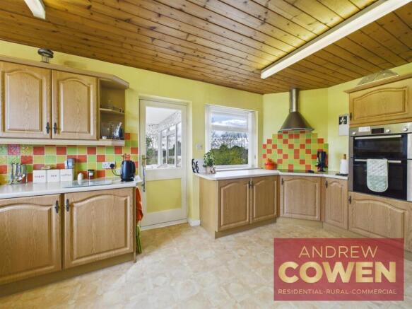5 bed House for sale Image 8