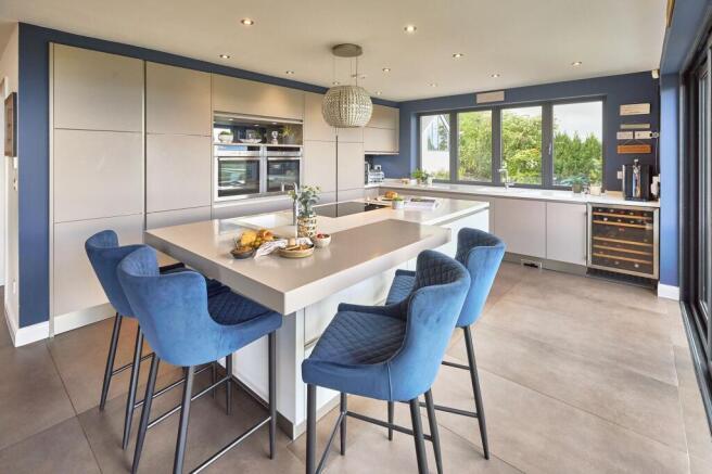 6 bed Detached for sale Image 8