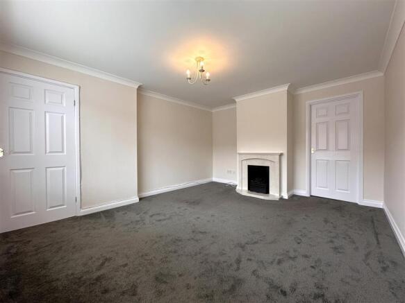 Spacious Living Room 029