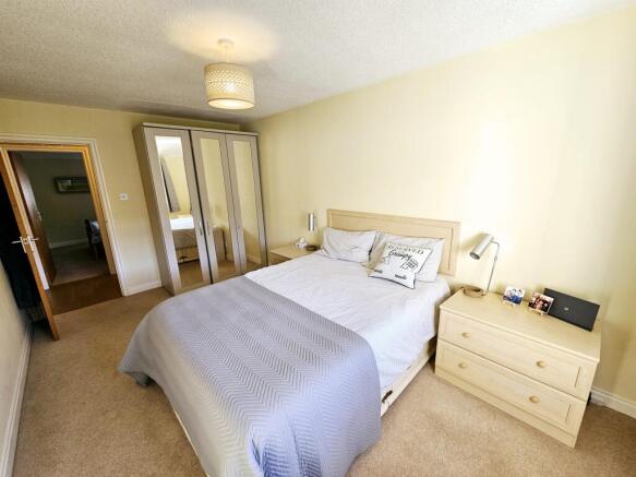 3 bed Flat for sale Image 11