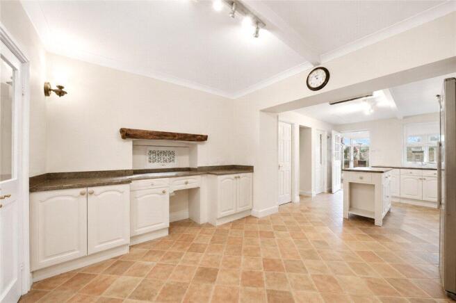 5 bed Link Detached House for sale Image 5