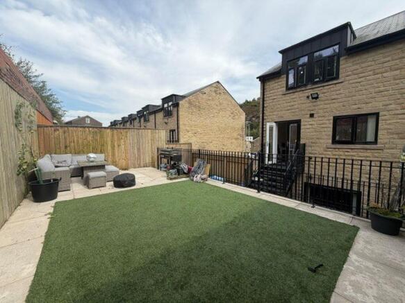 4 bed Semi-Detached for sale Image 2