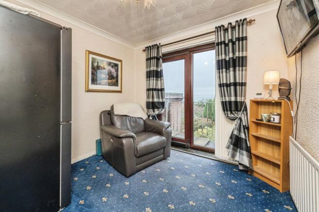 2 bed Semi-Detached Bungalow to rent Image 6
