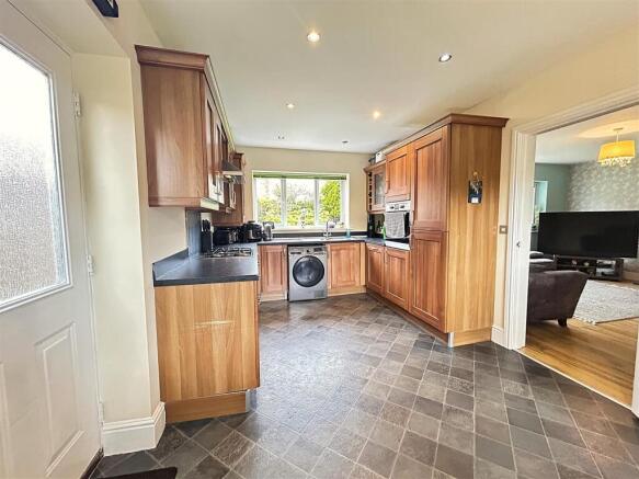4 bed Detached for sale Image 4