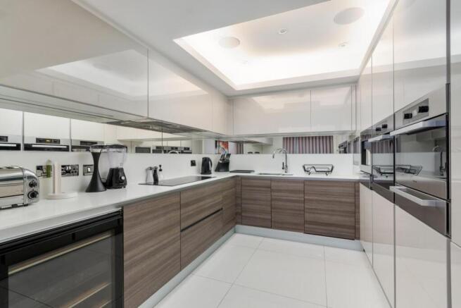 Two bedroom, two bathroom apartment in 24-hour por