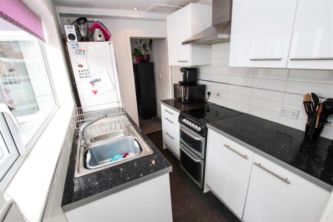 MODERN FITTED KITCHEN