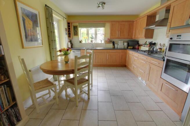 KITCHEN/BREAKFAST