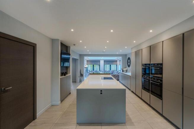 6 bed Detached for sale Image 8