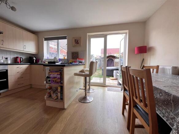 Kitchen/Dining Room: