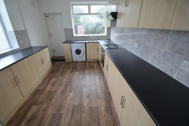 4 bed House to rent Image 4