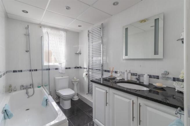 Bay Crescent 16-Bathroom.jpg