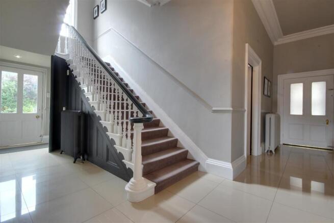 Central T-shaped Entrance Hall