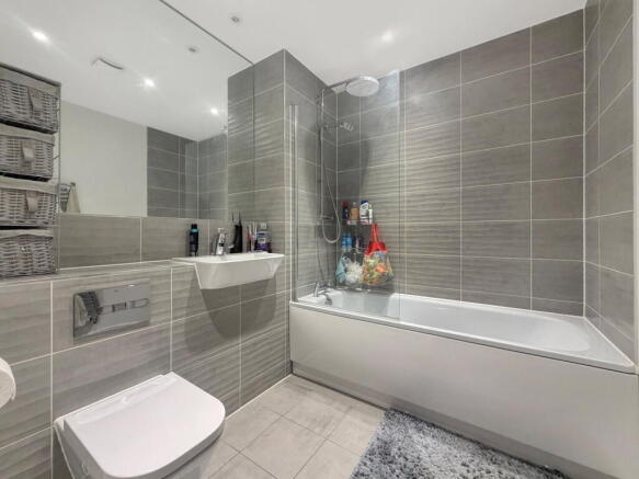Somerset Close, West Thurrock RM20 4BY photo 4