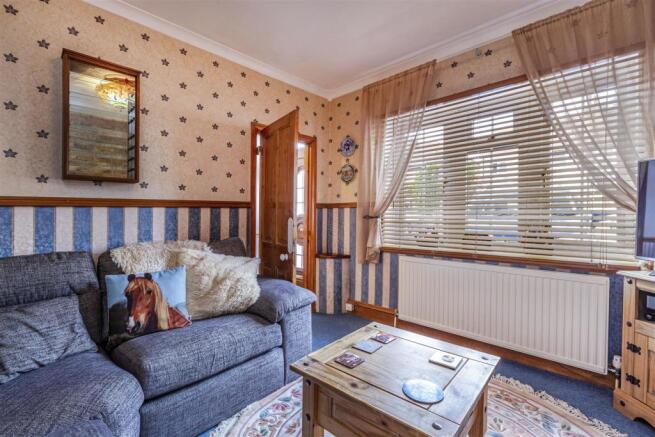 15 Kings Road, New Haw, KT15 3BG - 2.jpg