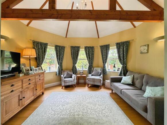 5 bed Detached for sale Image 8