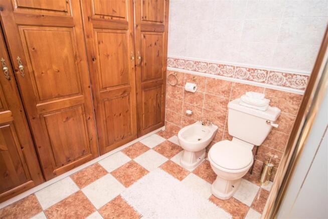 EN-SUITE SHOWER ROOM