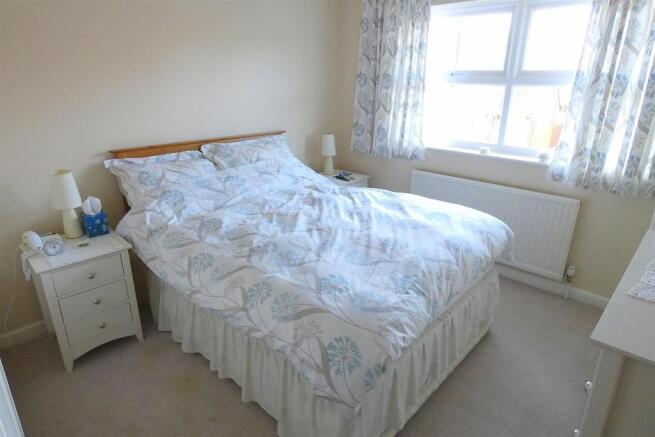 bedroom 1.JPG