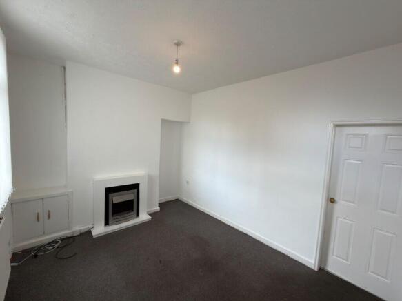 2 bed Terraced to rent Image 2